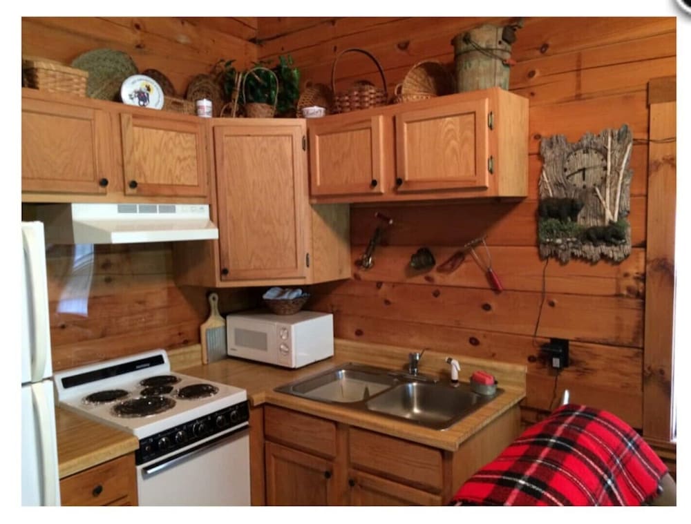 Beautiful log cabin, spectacular views and close to everything! Cabin #1