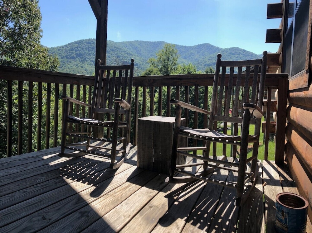 Beautiful log cabin, spectacular views and close to everything! Cabin #1