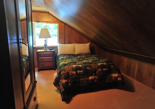 Crystal Creek Chalet - Secluded riverfront cabin, fireplaces, BBQ, dogs welcome in Welches, United States