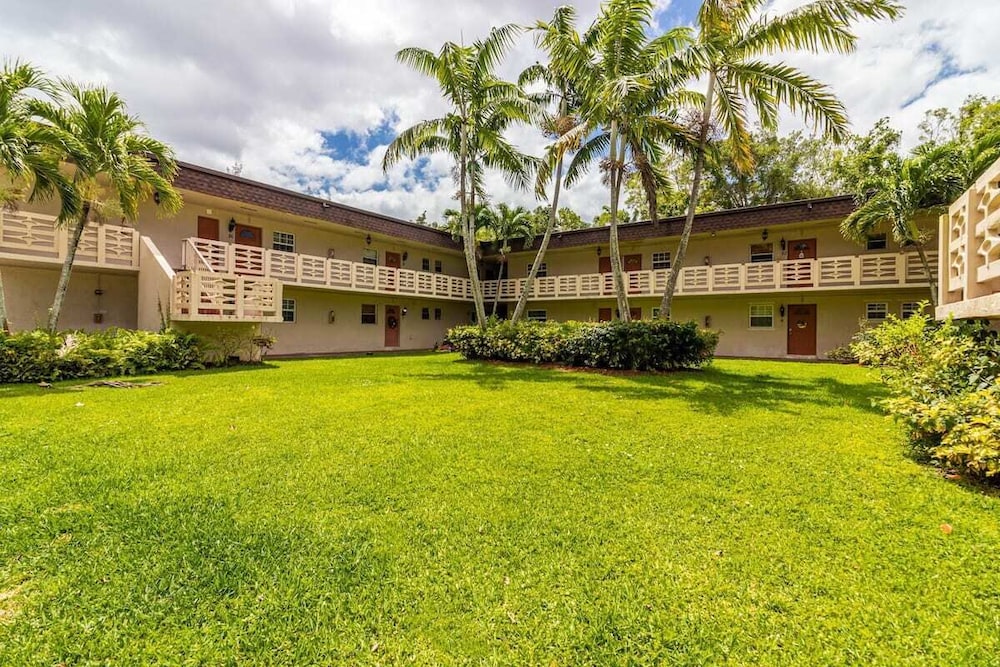 Pembroke Pines 2/2 condo, spacious, fully updated and family-friendly. 