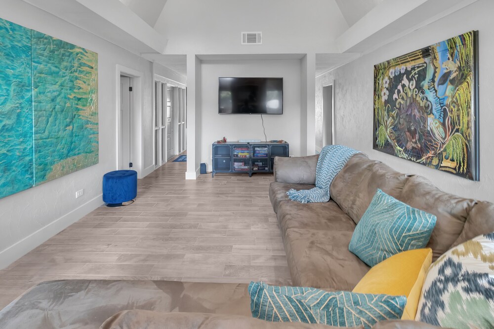 BRAND NEW Remodeled Home Close to EVERYTHING!!!