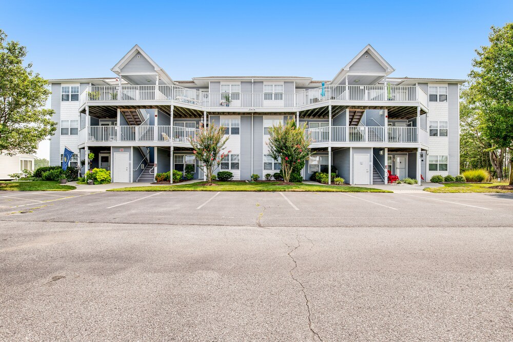 Bethany Bay Dog-Friendly Getaway w/ Free WiFi, Shared Pool, & Sports Courts