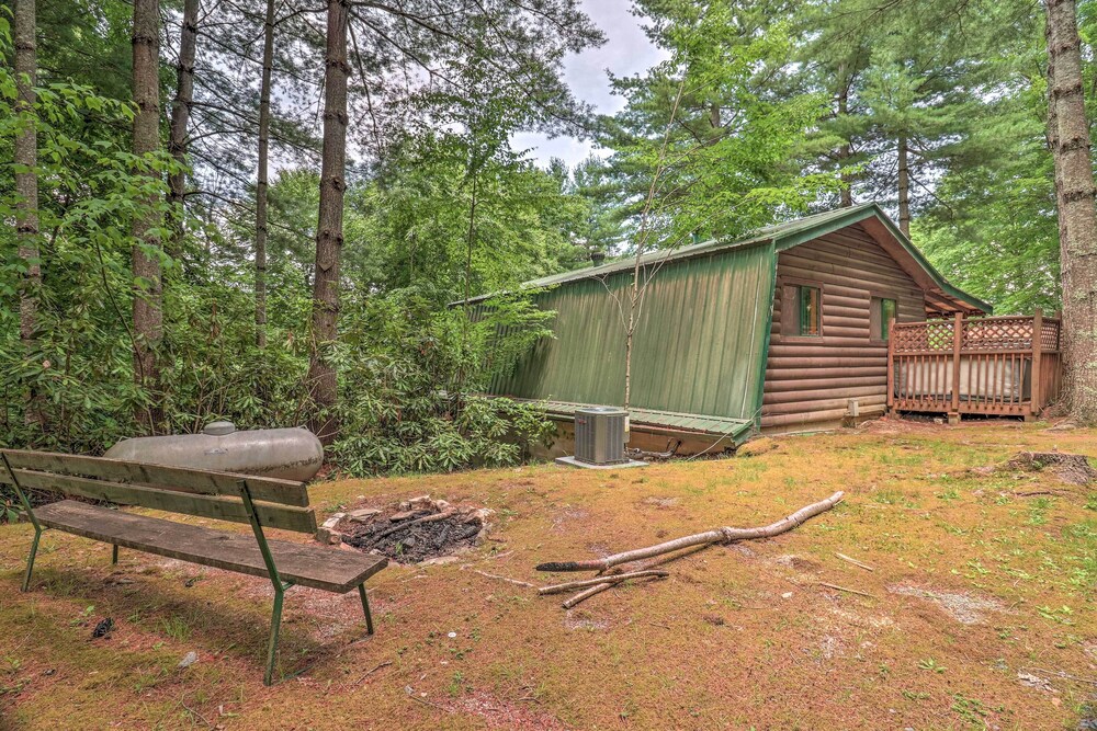 Chic Maggie Valley Cabin w/ Deck & Private Hot Tub