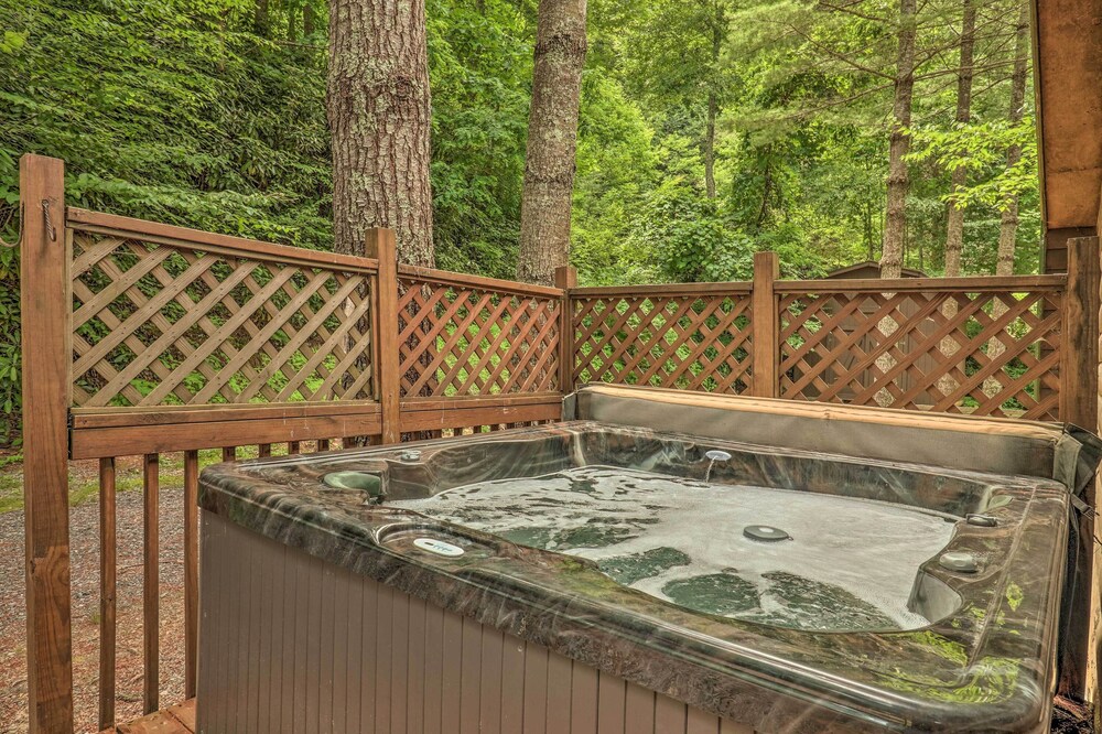 Chic Maggie Valley Cabin w/ Deck & Private Hot Tub