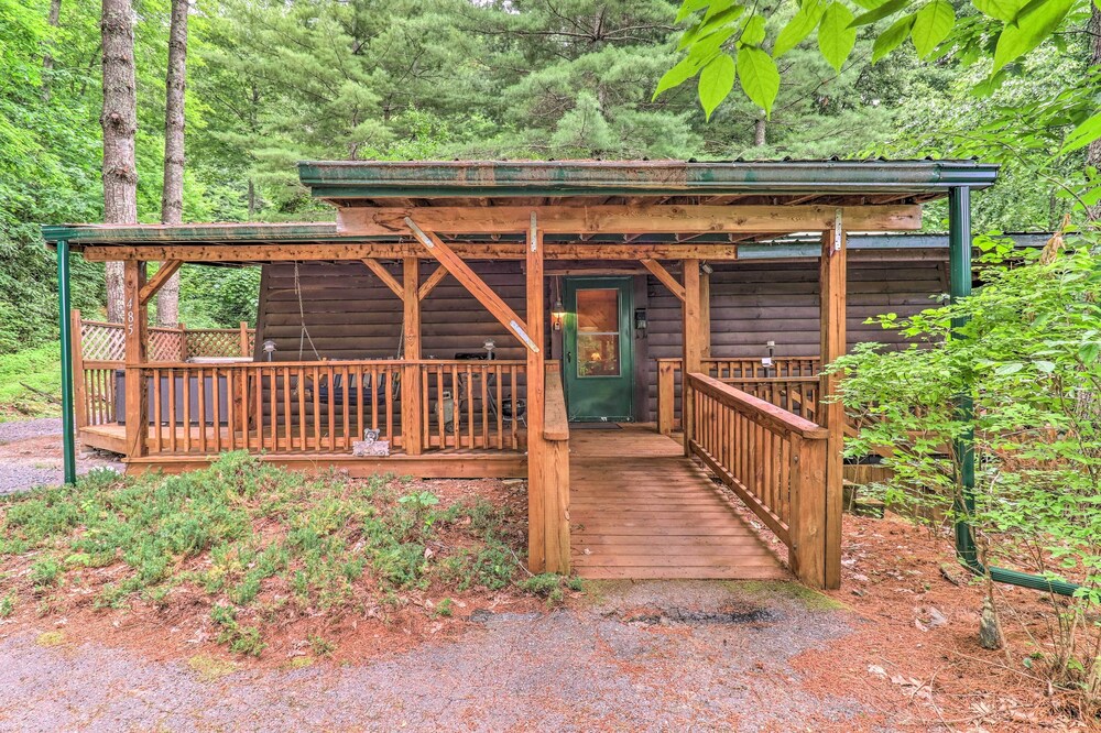 Chic Maggie Valley Cabin w/ Deck & Private Hot Tub