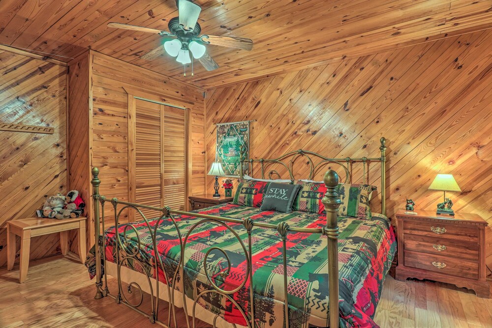 Chic Maggie Valley Cabin w/ Deck & Private Hot Tub