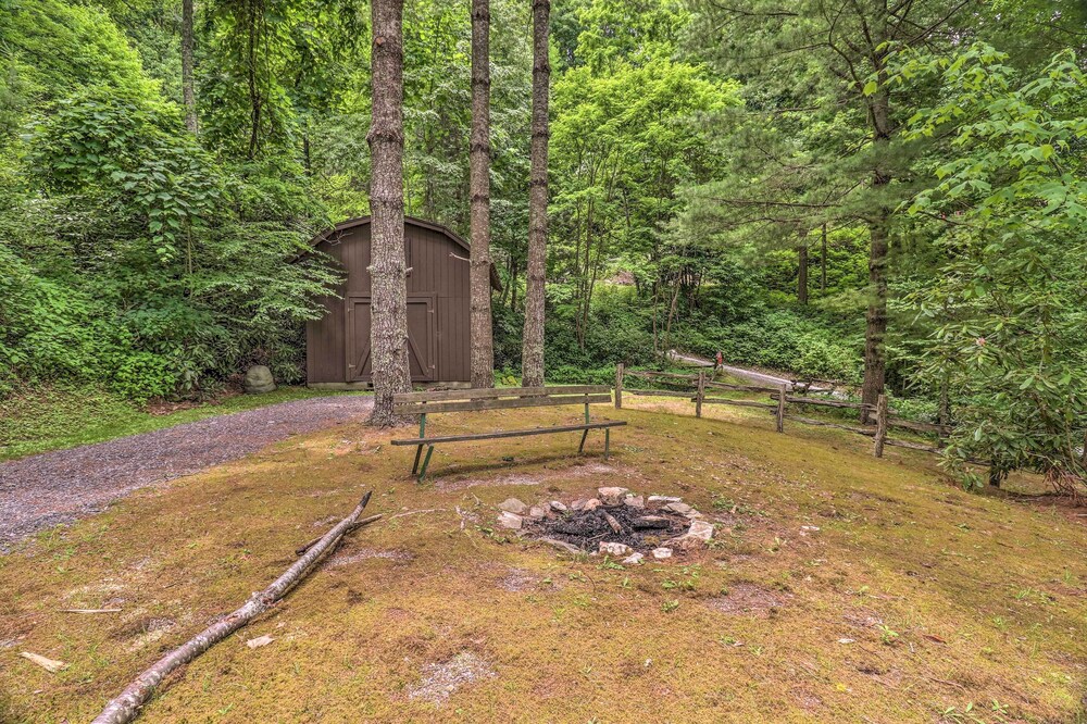 Chic Maggie Valley Cabin w/ Deck & Private Hot Tub