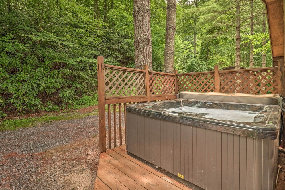 Chic Maggie Valley Cabin w/ Deck & Private Hot Tub