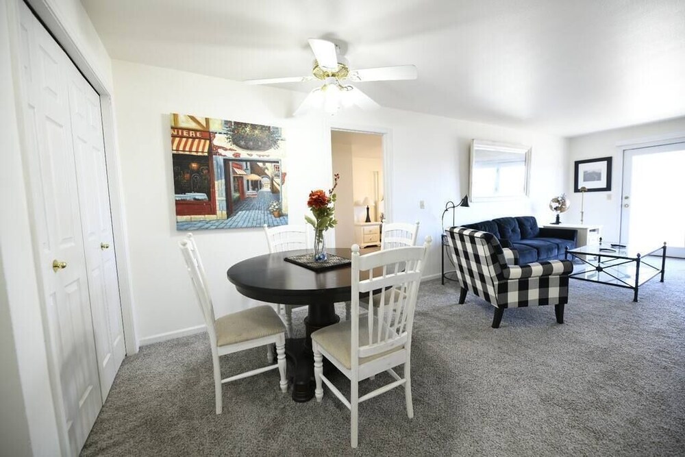 Charming Oshkosh Residence Near Fox River With Underground Parking