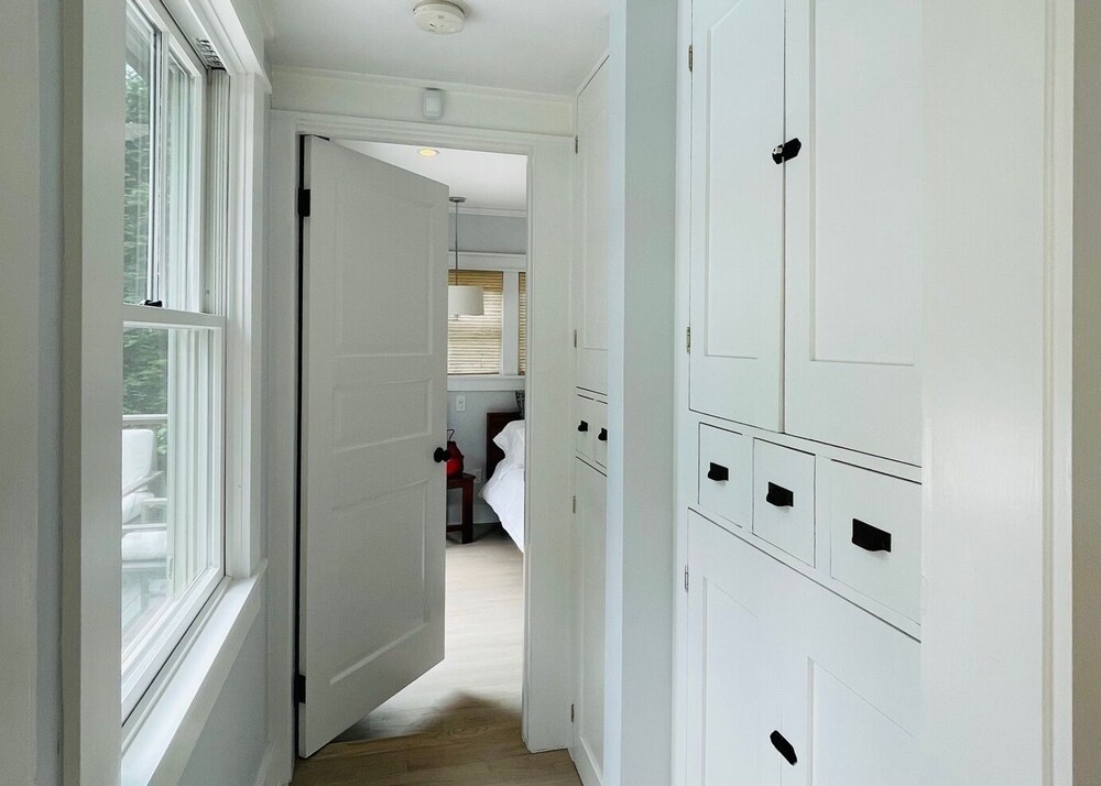 Charming Beach House! Walk to a quaint farmstand and Wainscott beaches