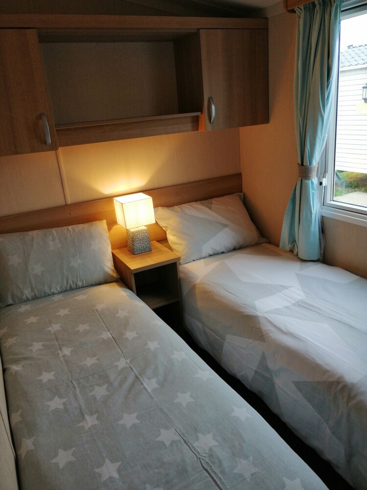 Immaculate & spacious 3 bed private caravan in Littlesea, 12min from