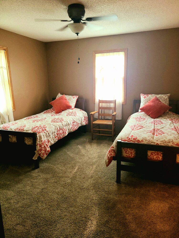 Simple 2bedroom, single level home in Marion County, Iowa! in