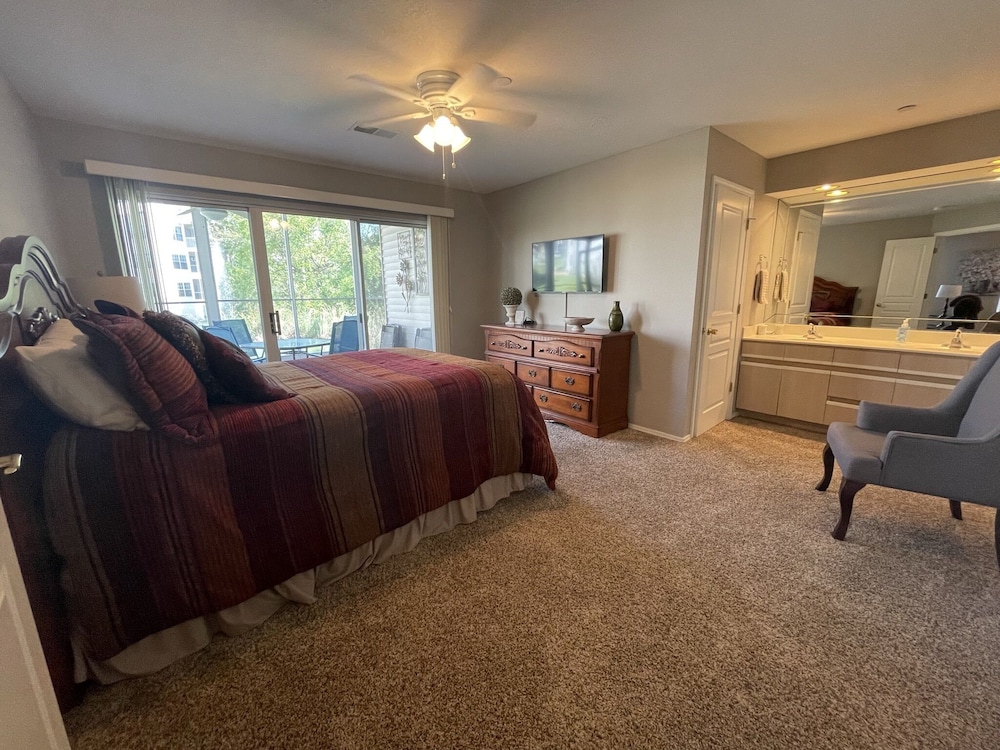 Lovely Water Side Condo! 😊