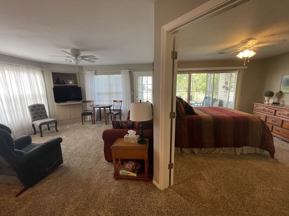 Lovely Water Side Condo! 😊