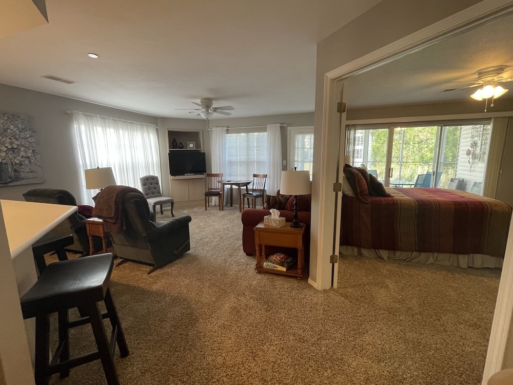 Lovely Water Side Condo! 😊