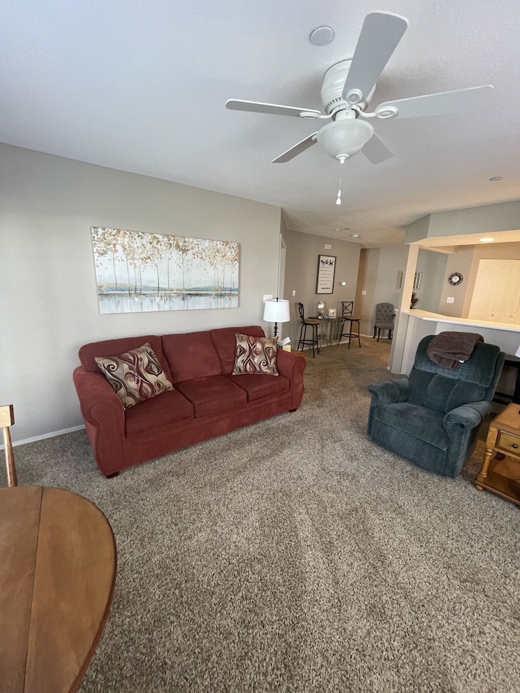 Lovely Water Side Condo! 😊