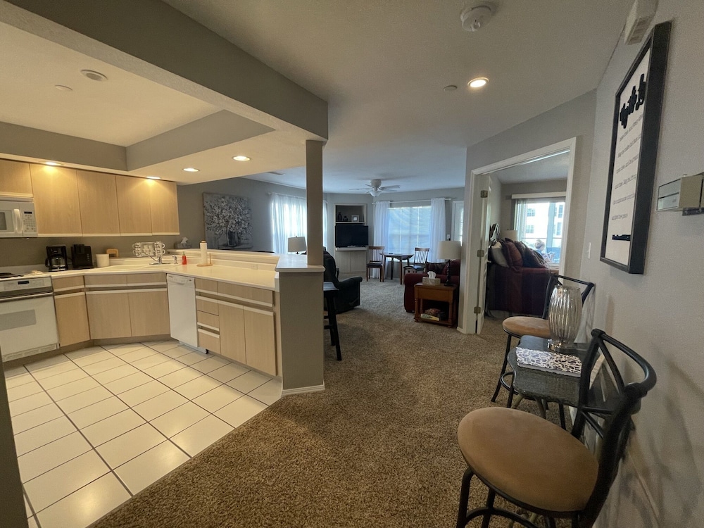 Lovely Water Side Condo! 😊