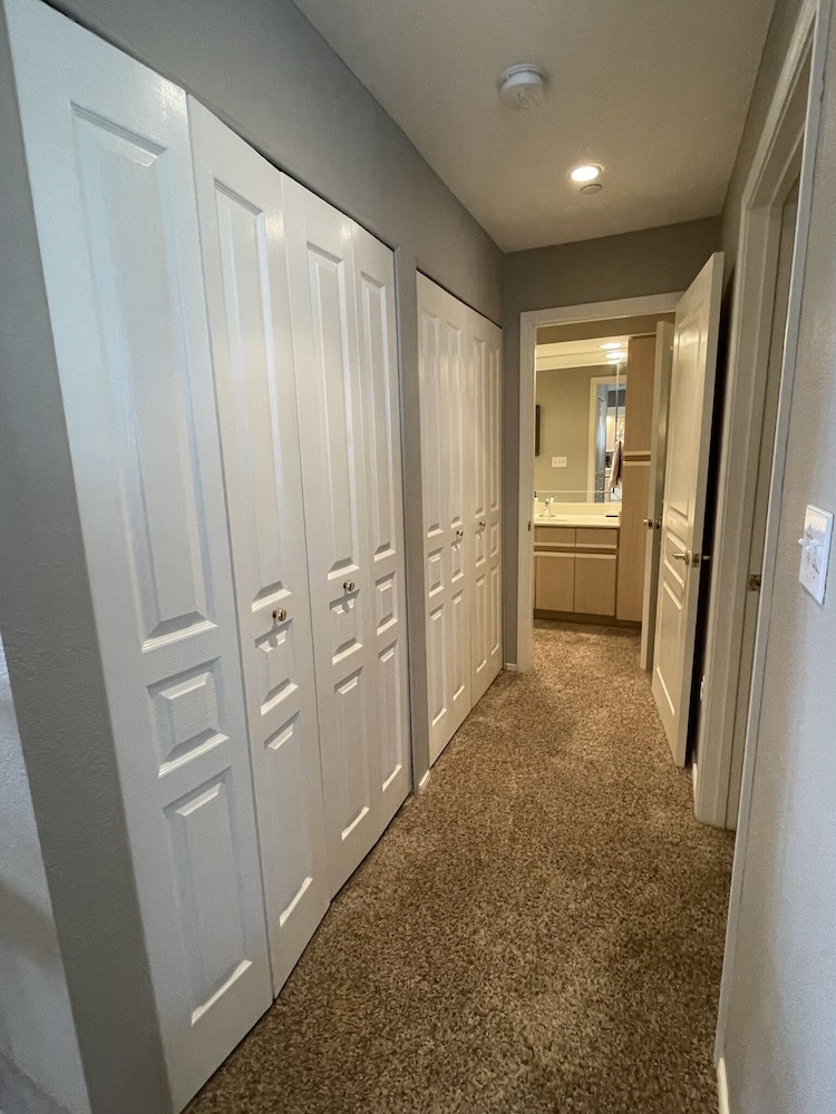 Lovely Water Side Condo! 😊