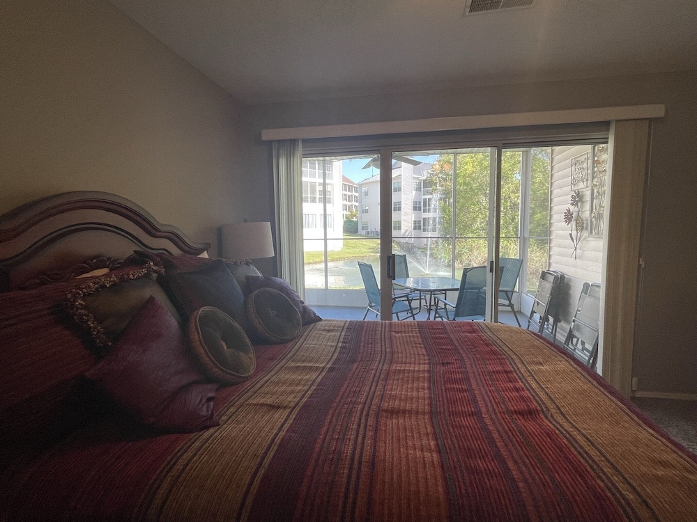 Lovely Water Side Condo! 😊