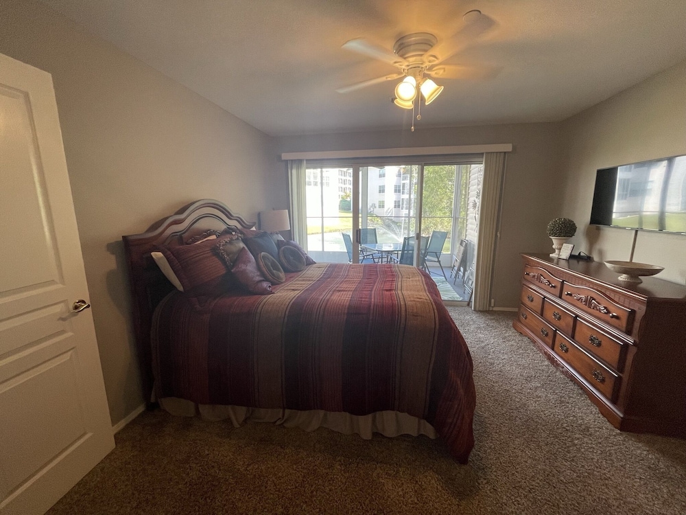 Lovely Water Side Condo! 😊