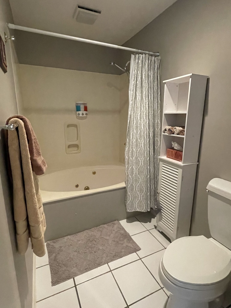 Lovely Water Side Condo! 😊