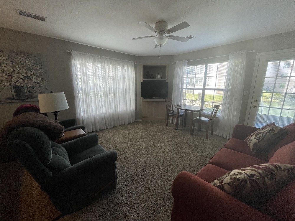 Lovely Water Side Condo! 😊