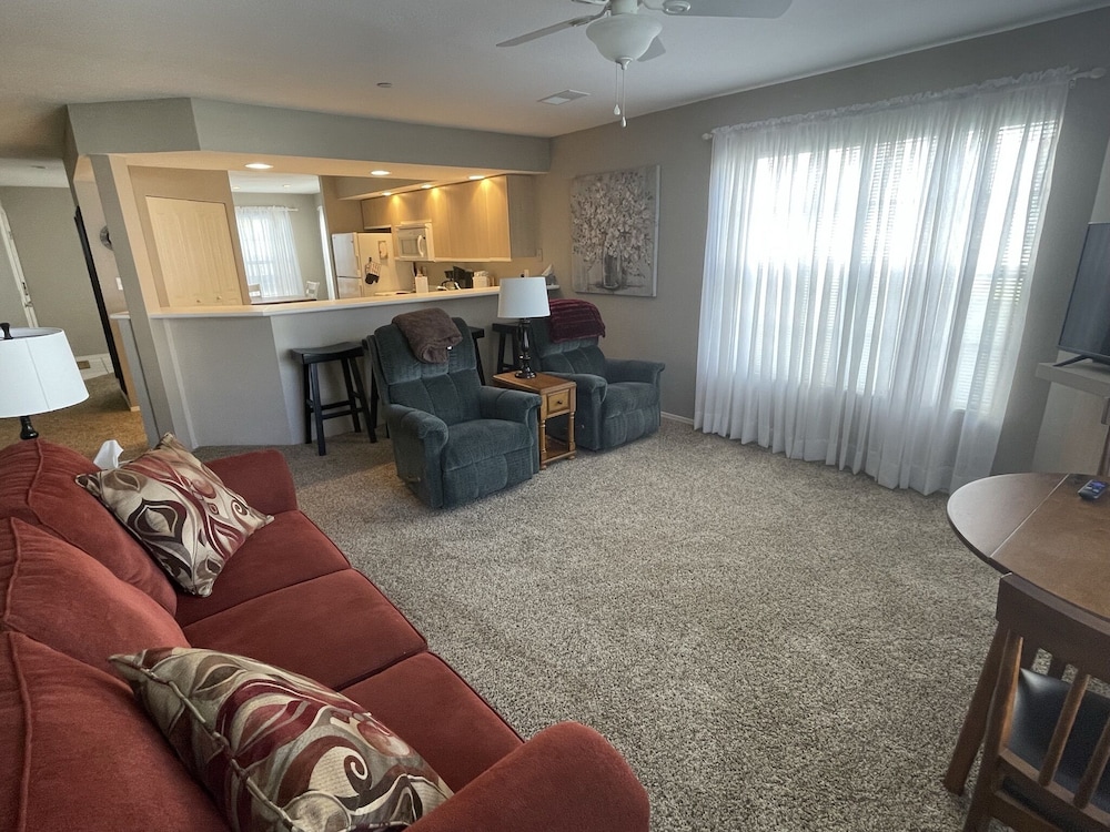 Lovely Water Side Condo! 😊