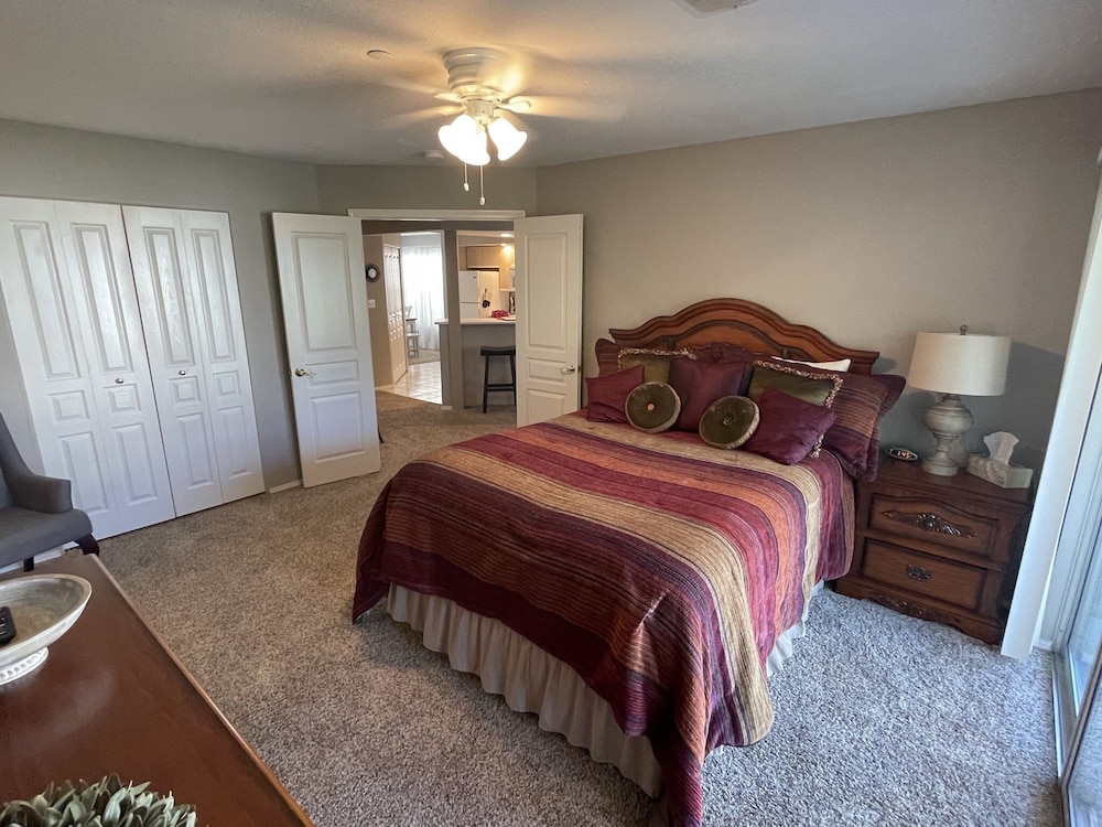 Lovely Water Side Condo! 😊