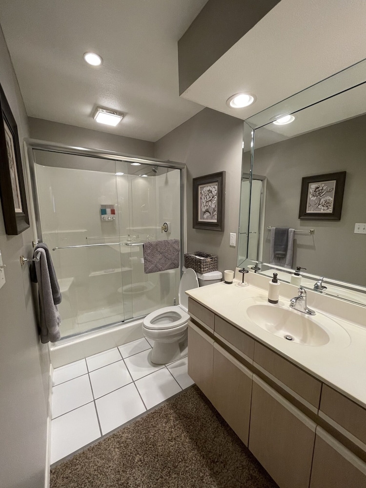 Lovely Water Side Condo! 😊