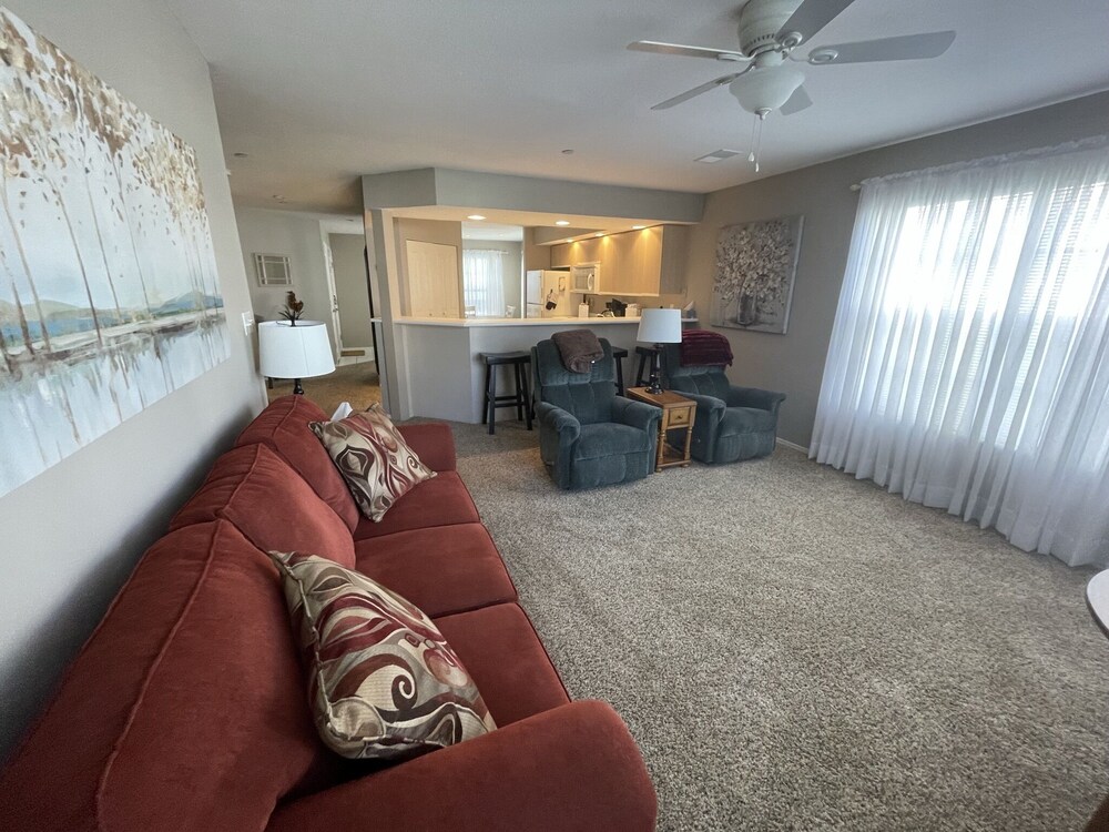 Lovely Water Side Condo! 😊