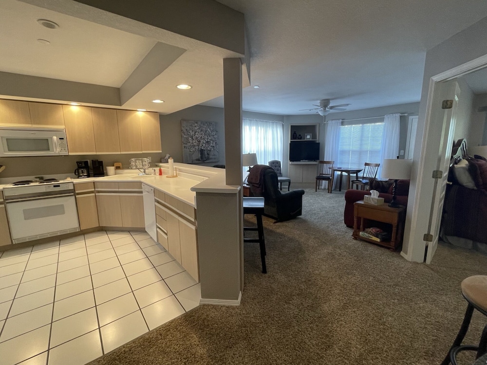 Lovely Water Side Condo! 😊