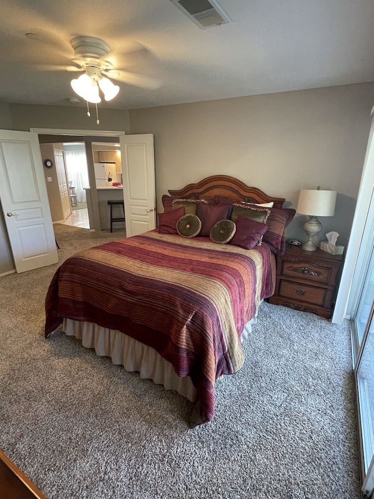 Lovely Water Side Condo! 😊