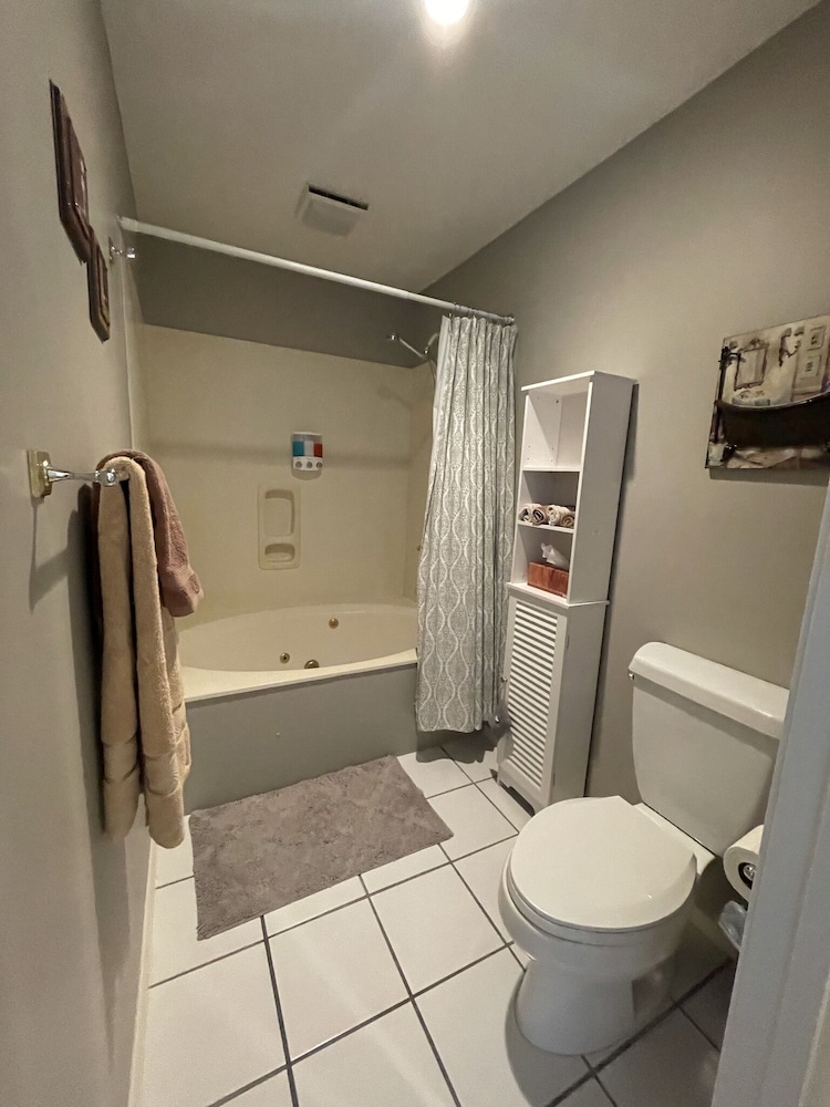 Lovely Water Side Condo! 😊