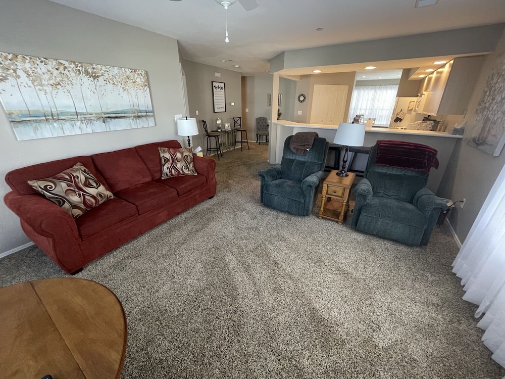 Lovely Water Side Condo! 😊