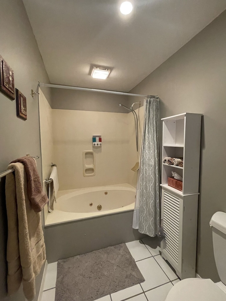 Lovely Water Side Condo! 😊