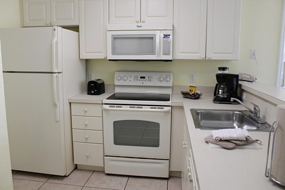 Dream Getaway! Unit w/Kitchen, Beach, Pool, Parking, Near Boardwalk