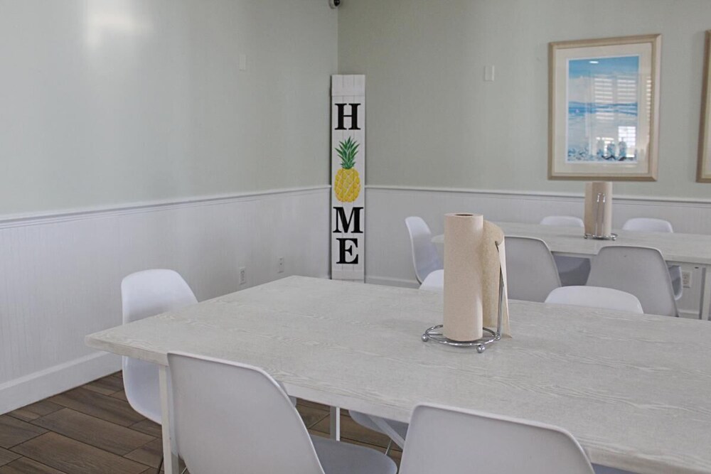 Dream Getaway! Unit w/Kitchen, Beach, Pool, Parking, Near Boardwalk