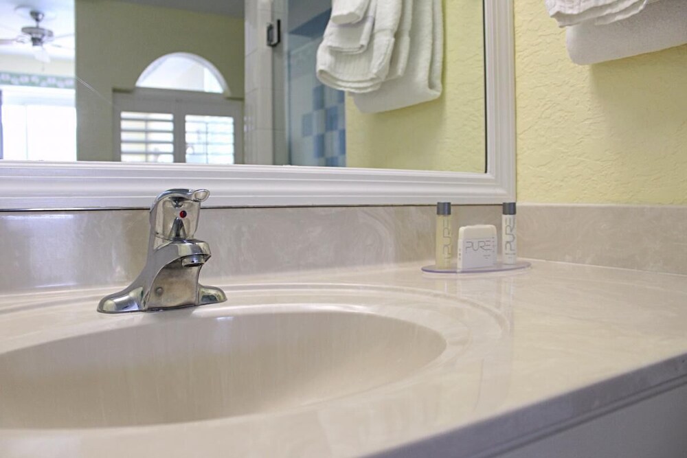 Dream Getaway! Unit w/Kitchen, Beach, Pool, Parking, Near Boardwalk