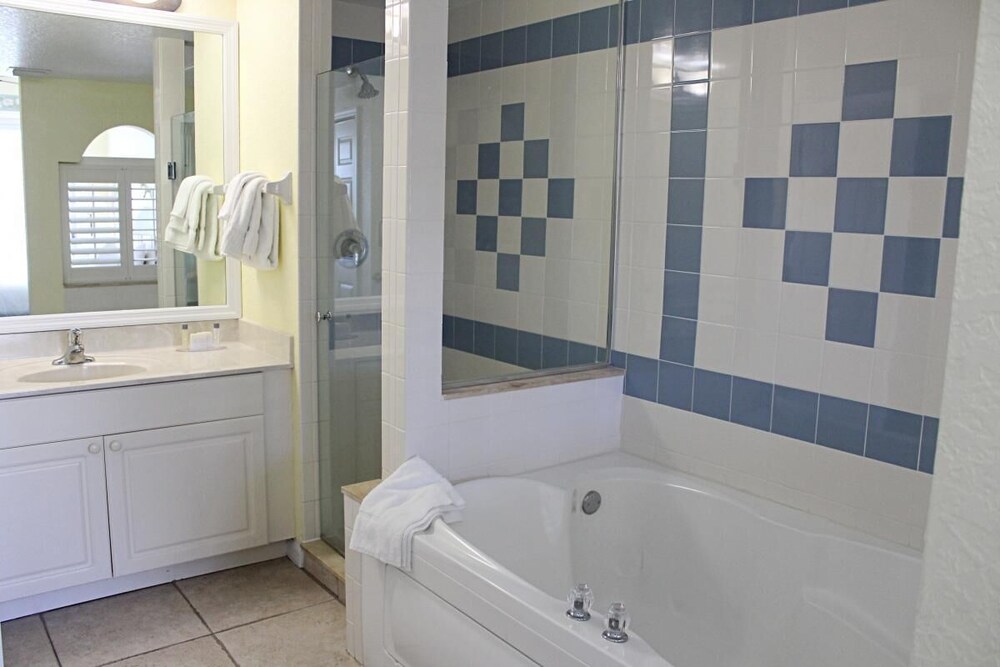 Dream Getaway! Unit w/Kitchen, Beach, Pool, Parking, Near Boardwalk