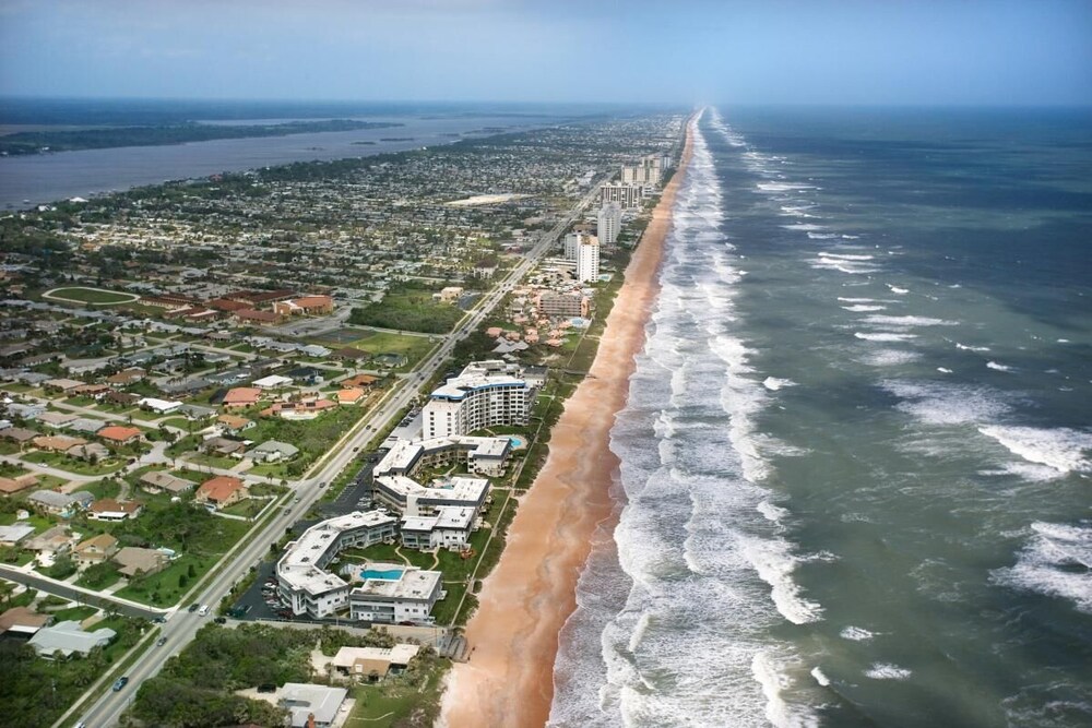 Dream Getaway! Unit w/Kitchen, Beach, Pool, Parking, Near Boardwalk