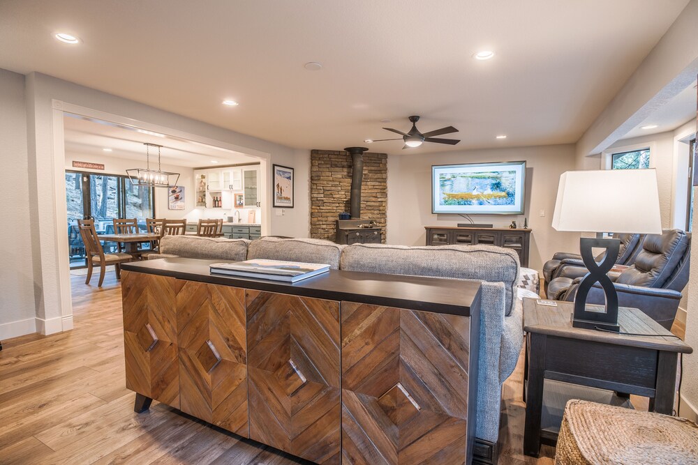 Blue Lake Springs Luxury Cabin with Mountain View, Pool and Heat & A/C