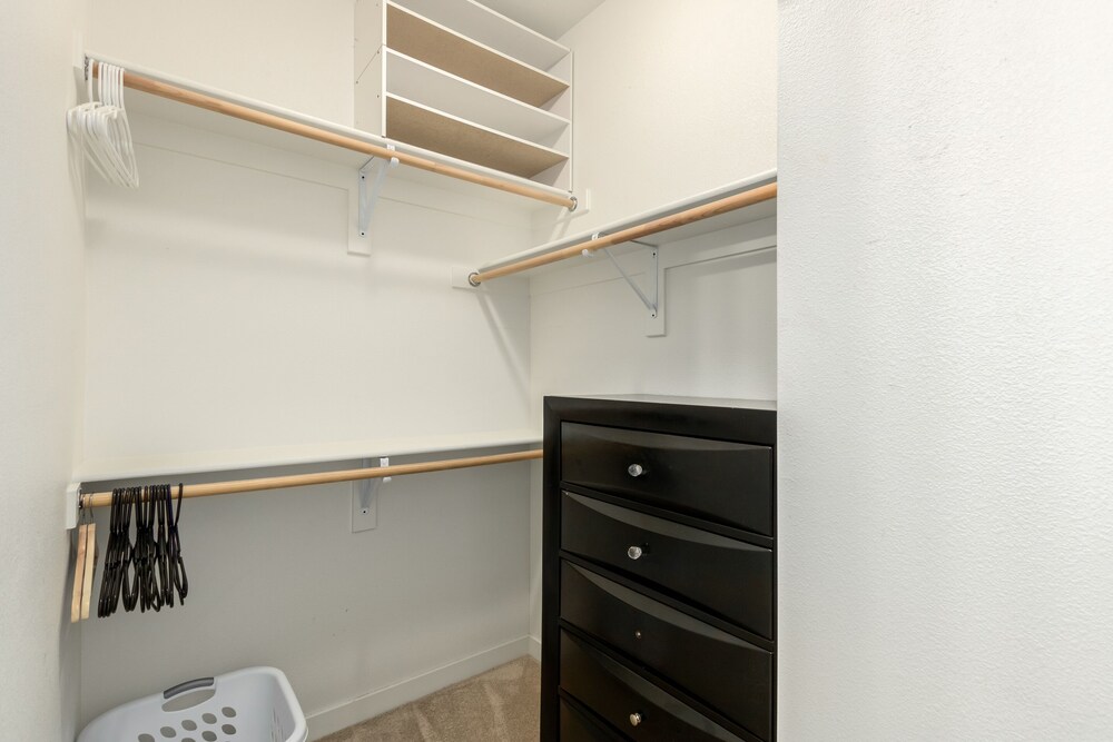 Luxury Condo in Ocotillo! Dining, Resort Pool, Spa, Gym and More! Walk