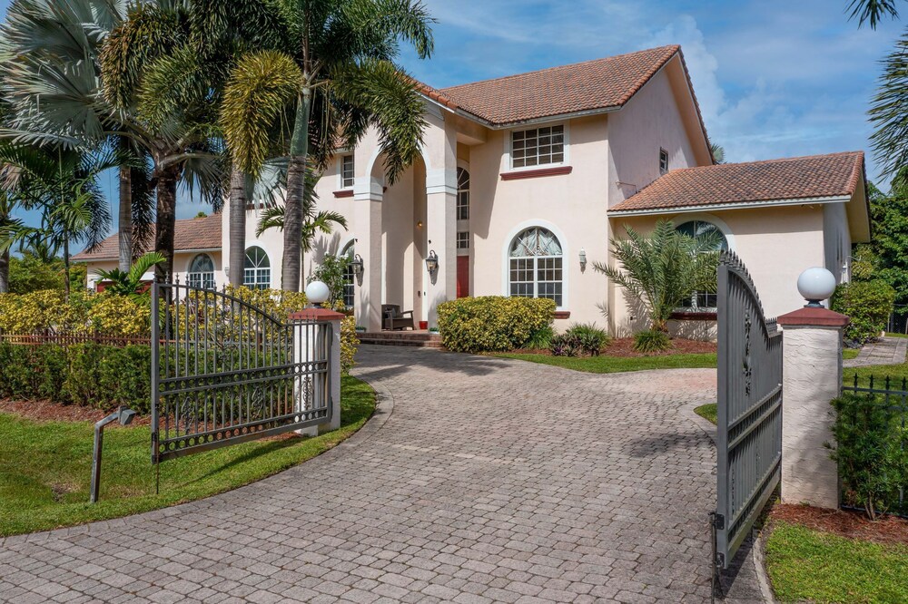 Stunning Contemporary Mansion in Plantation Acres Community