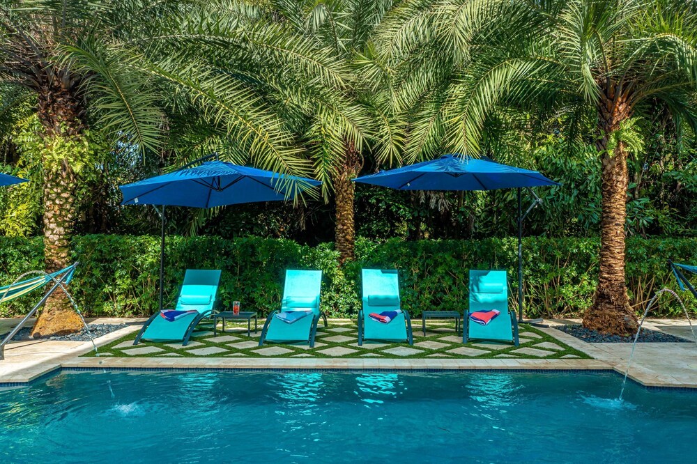 Stunning Contemporary Mansion in Plantation Acres Community