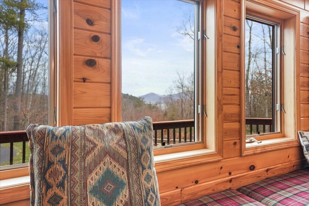 Spectacular mountain house with views of Lake Bolton Landing