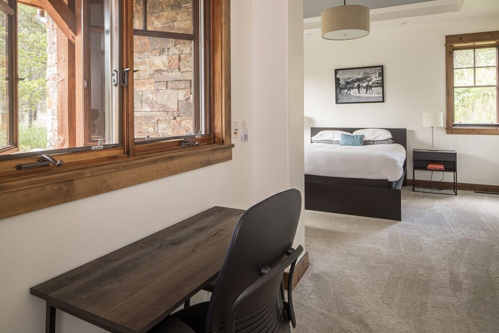 Modern Mountain Home, Deck & Outdoor Fireplace, Near Ousel Falls Park