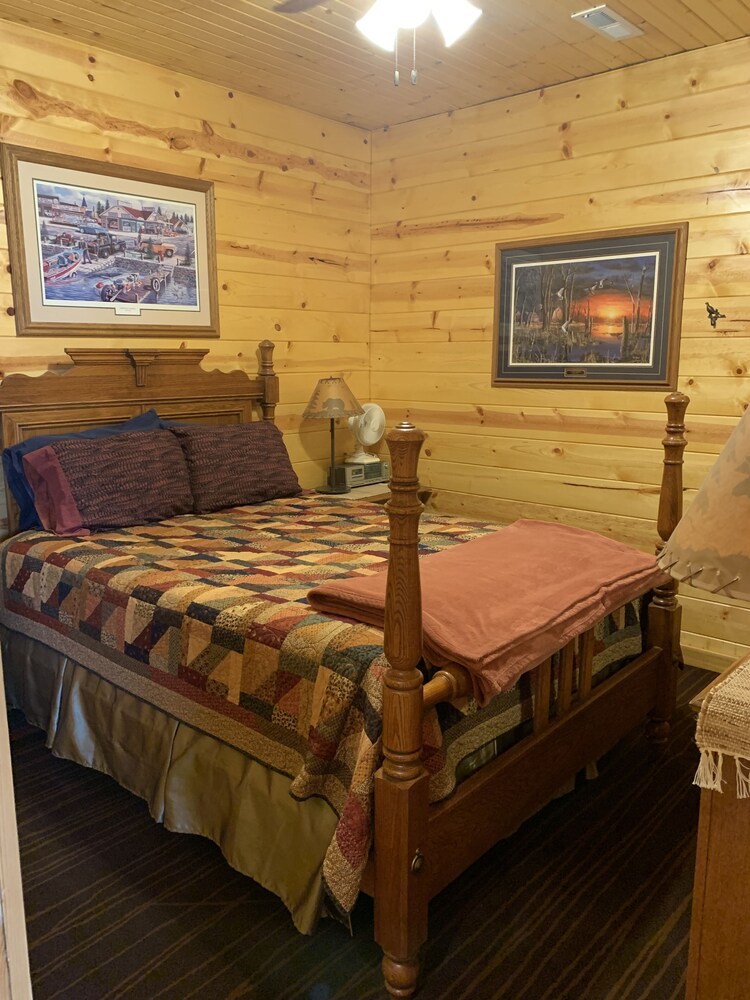 Chamberlain 2 Bedroom Cabin, Sleeps 4-6, Great View,  Boat/Camper Parking, Quiet