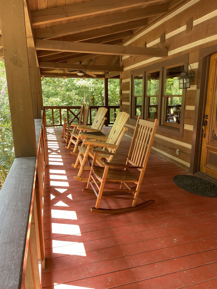 Perfect Smoky Mountain Getaway w/ all the Comforts of Home.