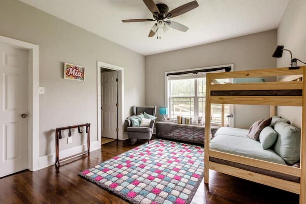 4BR/4.5Bath Spacious Family Home +Walk to KyleField College Station