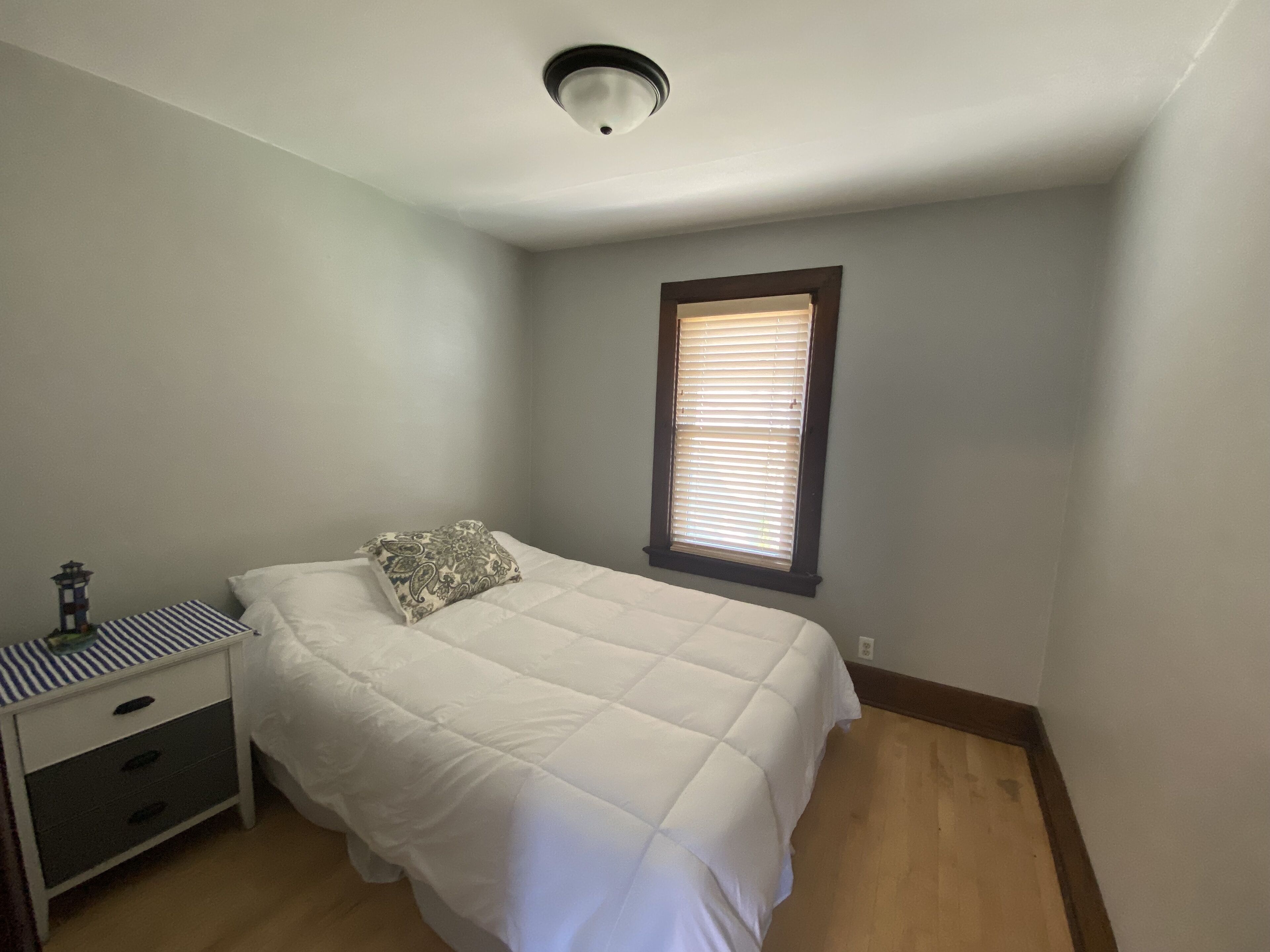 Newly renovated flat. 2 bedrooms. Steps to Lake Michigan, walk to downtown! in Sheboygan, United States